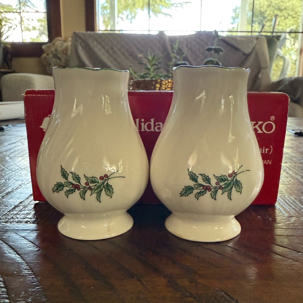 Nikko Happy Holidays Salt & Pepper Shakers Pair Porcelain Holly Made in Japan